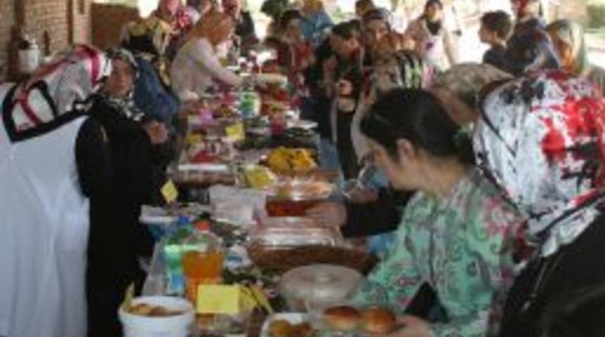 Antalya'da Bin G&ouml;n&uuml;ll&uuml; &Ouml;ğrenciler Yararına Kermes D&uuml;zenliyor