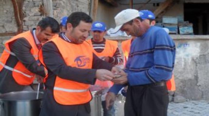 Kimse Yok Mu Derneği, Alevi Vatandaşların Yaşadığı K&ouml;yde Aşure Dağıttı