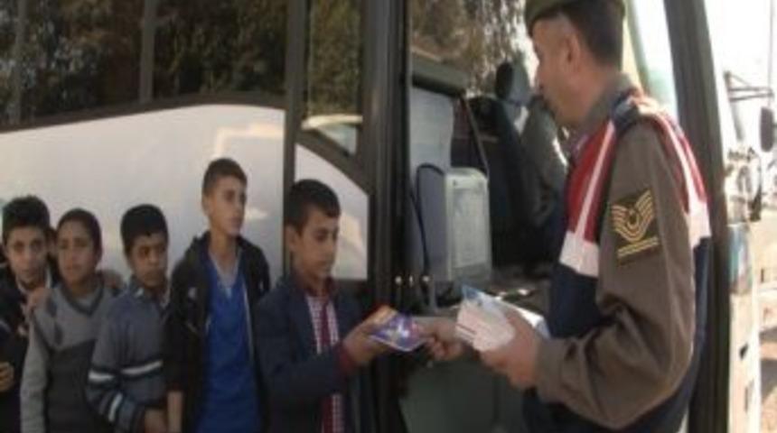 Jandarma, Denetim Sırasında Kitap Dağıttı