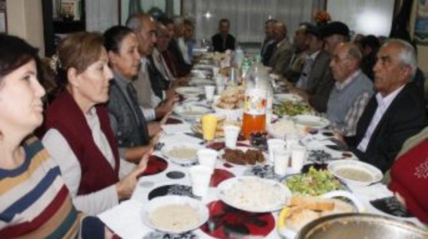 Sel&ccedil;uk'ta Aday Adayları, Alevilerin Sofrasına Konuk Oldu