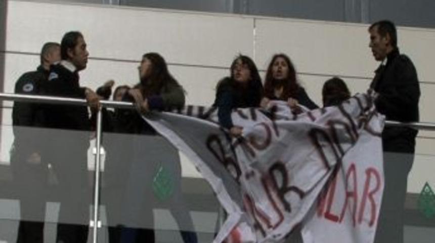 Başkent&rsquo;te Kızlar Nikah Dairesini Bastı