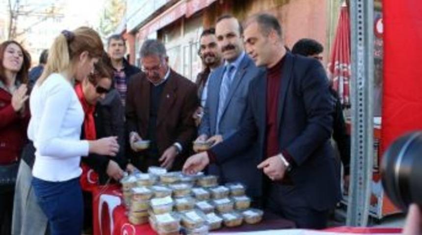 Ardahan'da Mhp&rsquo;li Kadınlar Aşure Dağıttı