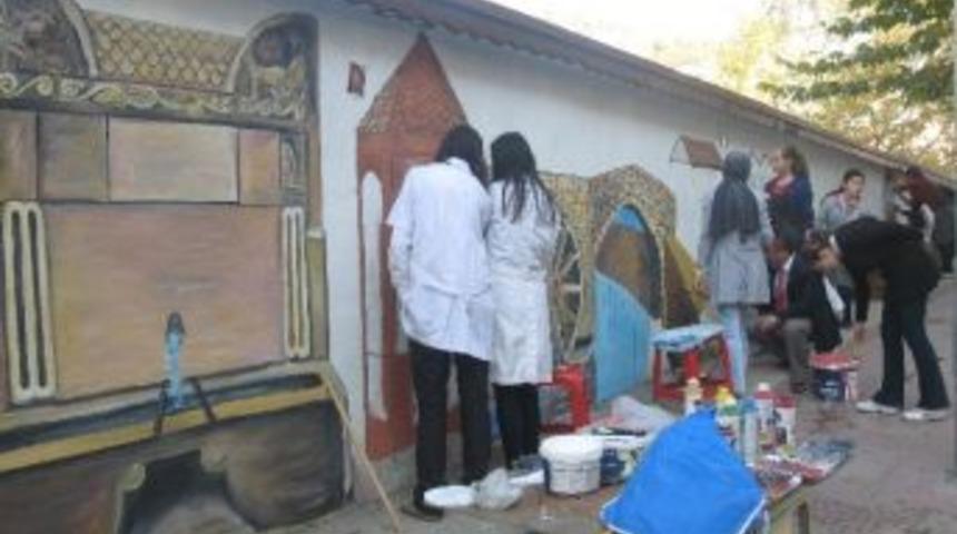 Niksar&rsquo;da Duvarlar Resimlerle S&uuml;slendi