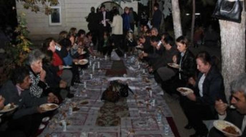 Kiraz, Zeynel Abidin T&uuml;rbesi&rsquo;nde Oru&ccedil; A&ccedil;tı