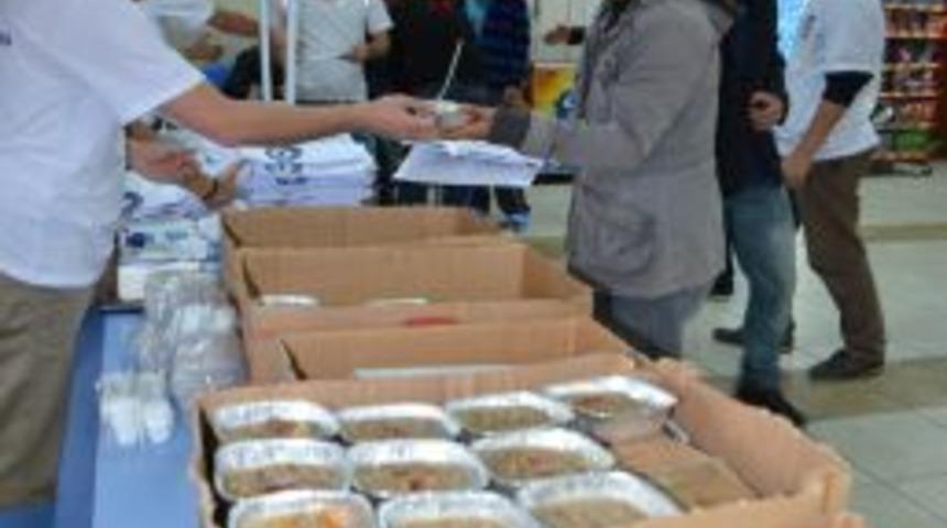 &Uuml;niversite Gen&ccedil;liği, Aşure Etkinliğinde Dayanışma &Ouml;rneği Sergiledi