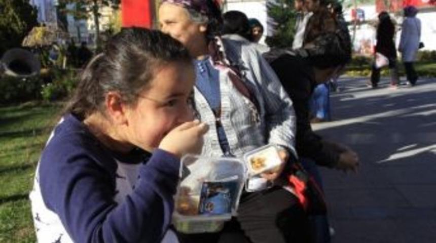 Sincan Belediyesi Aşure Dağıttı