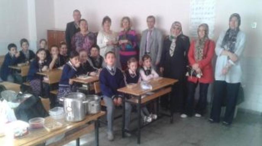 Velilerden &Ouml;ğrenci Ve &Ouml;ğretmenlere Aşure İkramı