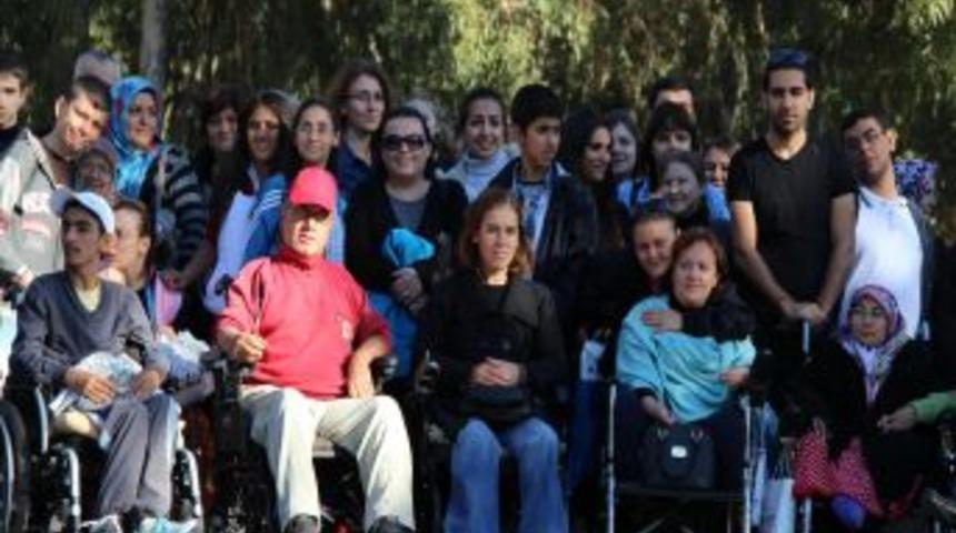 İzmir'de Engellilerle G&ouml;n&uuml;ll&uuml; &Ouml;ğrenciler Piknikte Buluştu