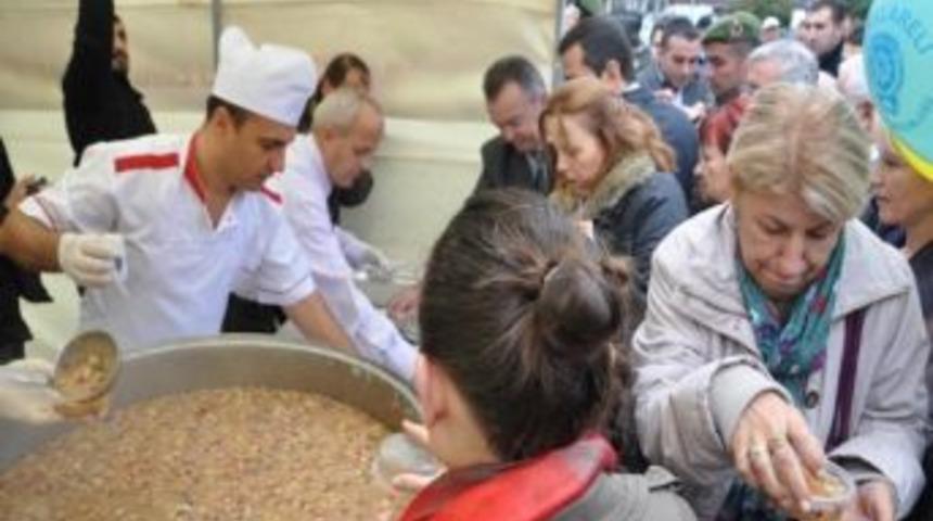 Kırklareli Emniyeti'nin Aşure Dağıtımına B&uuml;y&uuml;k İlgi