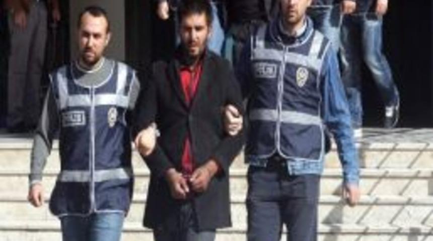 G&uuml;venlik Kamerasına Takılan Hırsızlar Onuncu Denemede Motosikleti &Ccedil;aldı