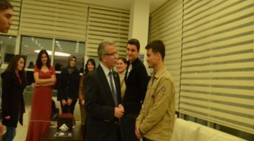 Rekt&ouml;r Bircan, Yabancı &Ouml;ğrencilerle Yemekte Buluştu