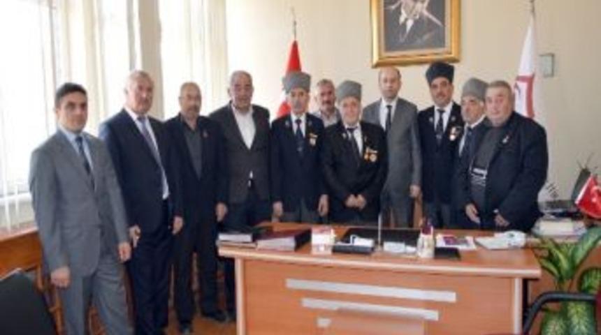 Kahraman, Muharip Gazilere Gazi Elbisesi Hediye Etti