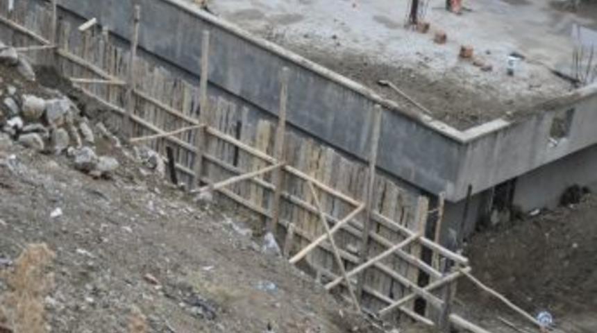 Heyelan Sonucu &Ccedil;&ouml;ken İstinat Duvarı Yeniden Yapılıyor