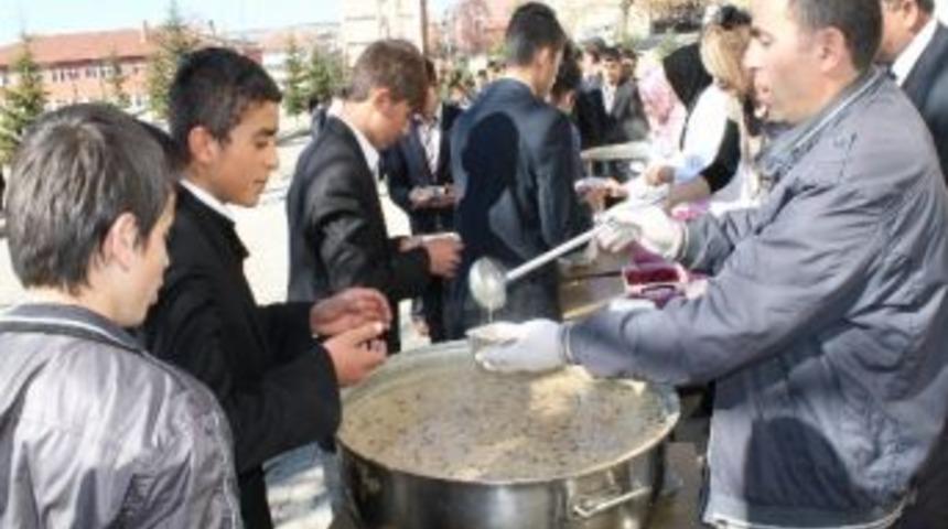 Akdağmadeni Anadolu Lisesinde &Ouml;ğrenci Ve &Ouml;ğretmenlere Aşure İkram Edildi