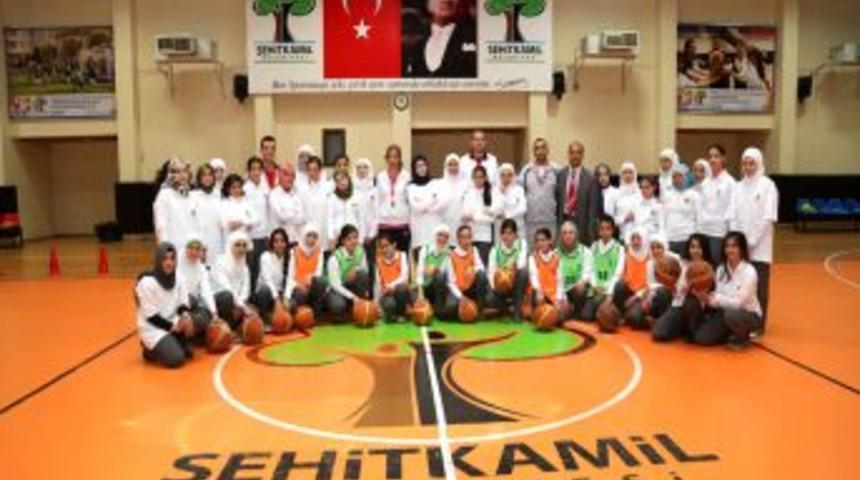 Suriyeli &Ccedil;ocuklar, Profesyonel Eğitmenler Eşliğinde Spor Eğitimi Alıyor