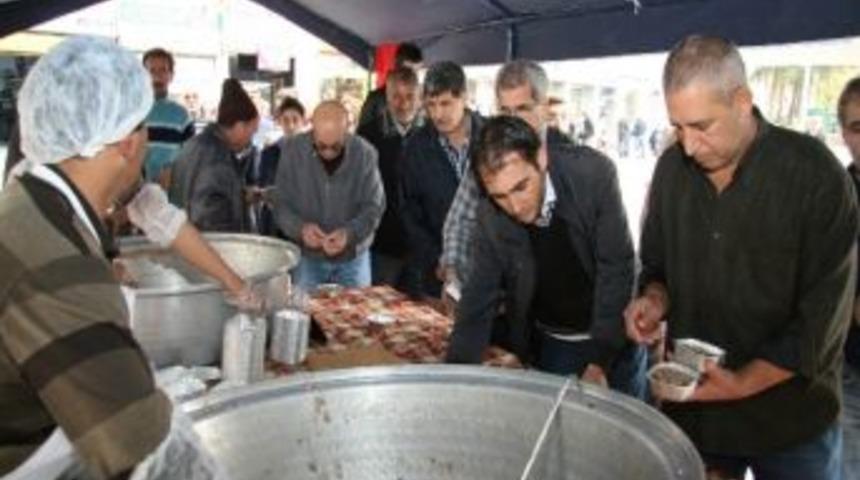Adapazarı&rsquo;nda 10 Bin Kişilik Aşure Dağıtıldı