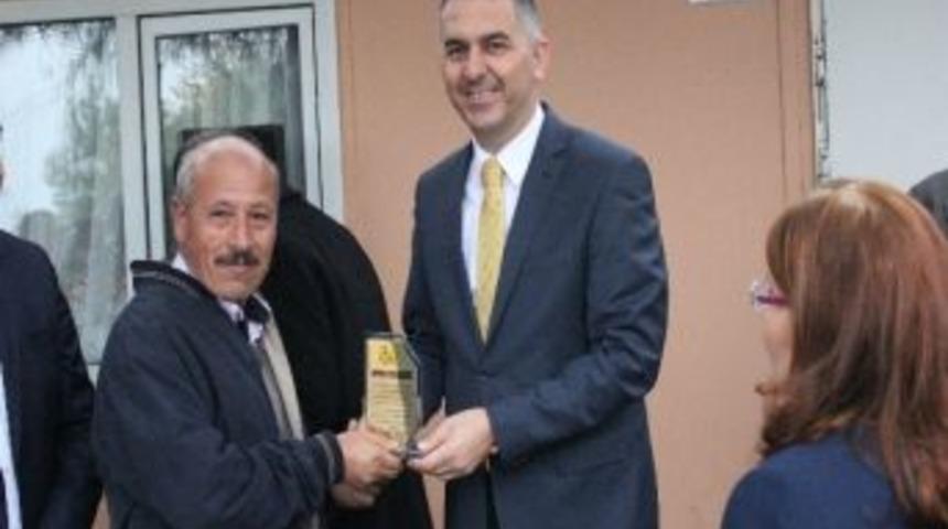 Omurilik Fel&ccedil;lileri Derneğinden Basına Plaket