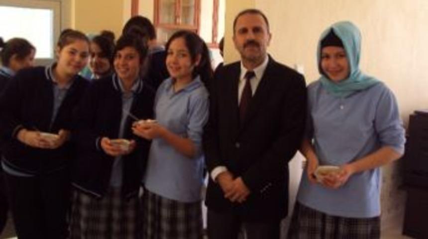 Okul M&uuml;d&uuml;resi &Ouml;ğrencilerine Aşure Ikram Etti