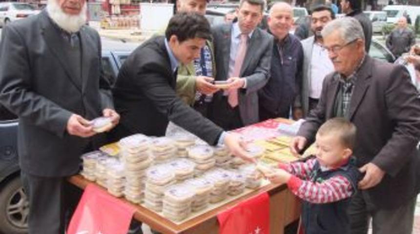 SP'li Gen&ccedil;ler Aşure Dağıttı
