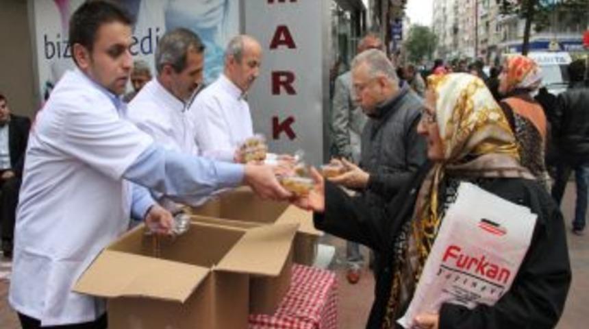 İlkadım Belediyesi Bin 500 Kişiye Aşure Dağıttı