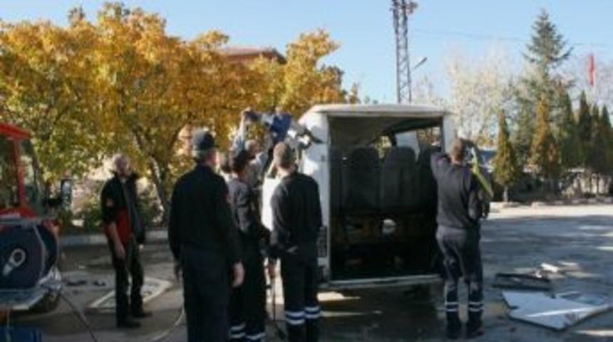 İtfaiyecilerden Hurda Ara&ccedil; &Uuml;zerinde Tatbikat