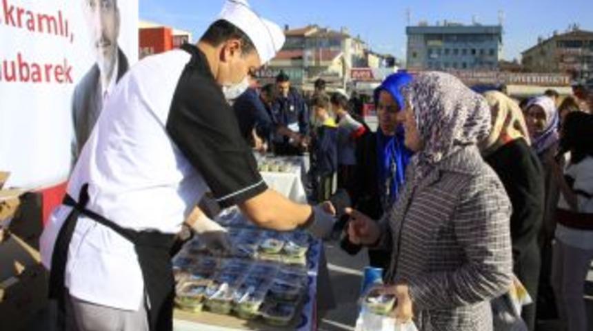 Sincan Belediyesi, Lale Meydanı Ve Camilerde Aşure Dağıttı