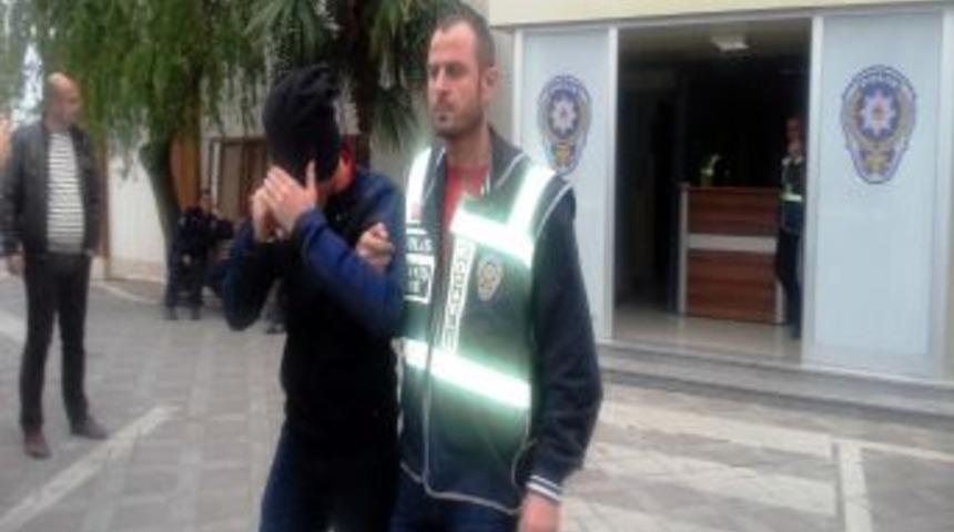 T&uuml;rk Kızılayı&rsquo;nın Deposundan &Ccedil;adırları &Ccedil;aldı, Parasıyla Alem Yaptılar