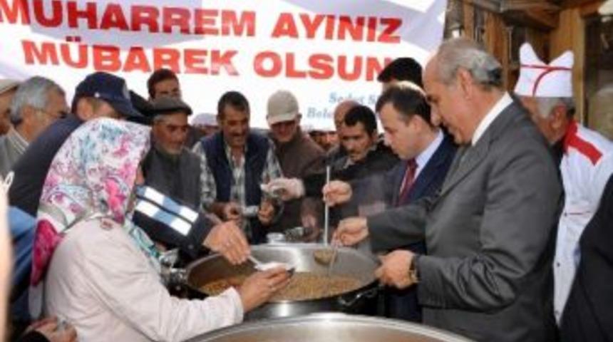 Suşehri&rsquo;nde 10 Bin Kişilik Aşure Dağıtıldı