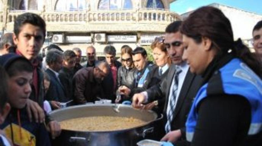 Emniyet M&uuml;d&uuml;r&uuml; S&uuml;ryanilere Aşure Dağıttı