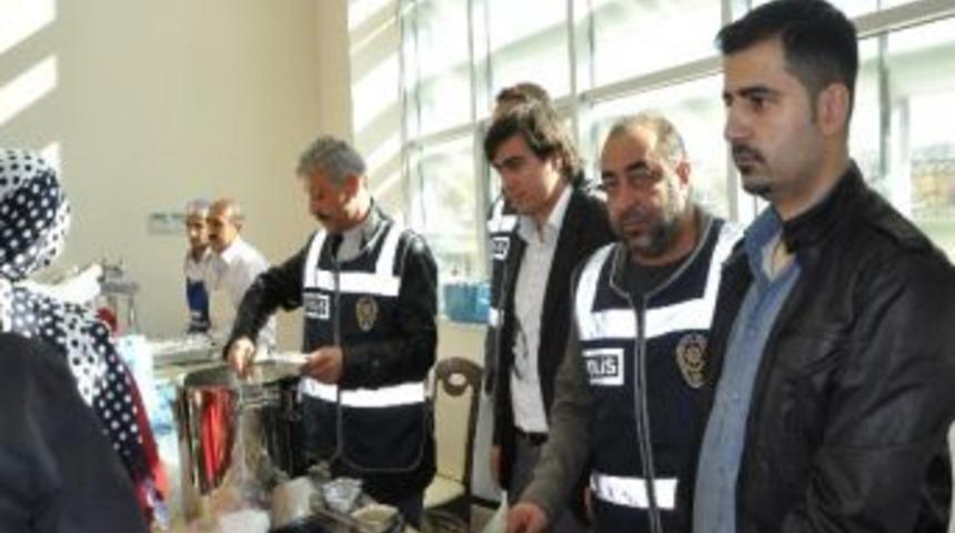 G&ouml;lbaşı Polisi &lsquo;aşure&rsquo; Dağıttı