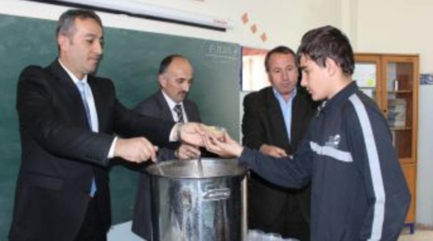 Yerk&ouml;y&rsquo;de Bin &Ouml;ğrenciye Aşure Dağıtıldı