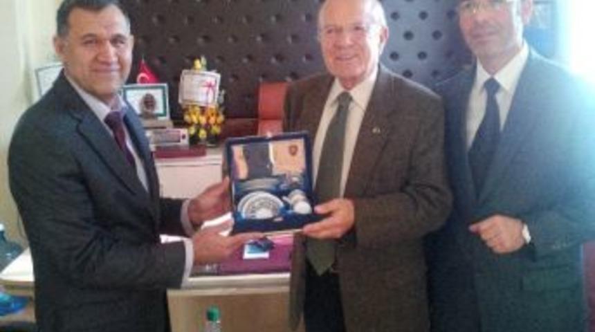 Belediye Başkanı Uğurlu&rsquo;ya Teşekk&uuml;r Plaketi