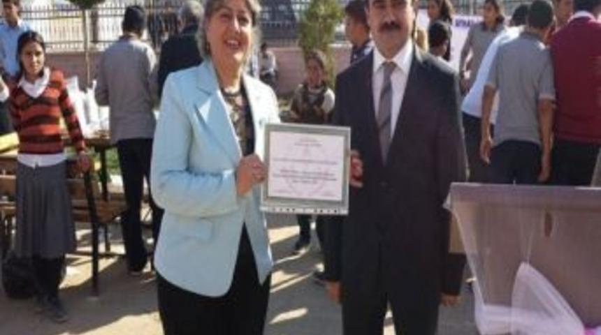 Ayhan Şahenk Kız Teknik Ve End&uuml;stri Meslek Lisesinden 4 Bin Kişiye Aşure