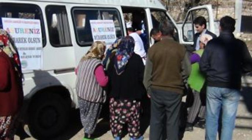 Akdağmadeni Sevenler Derneği K&ouml;ylerde Aşure Dağıttı