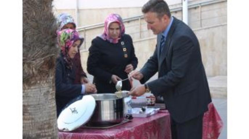 Eğitim G&ouml;n&uuml;ll&uuml;leri Memurlara Aşure Ikram Etti