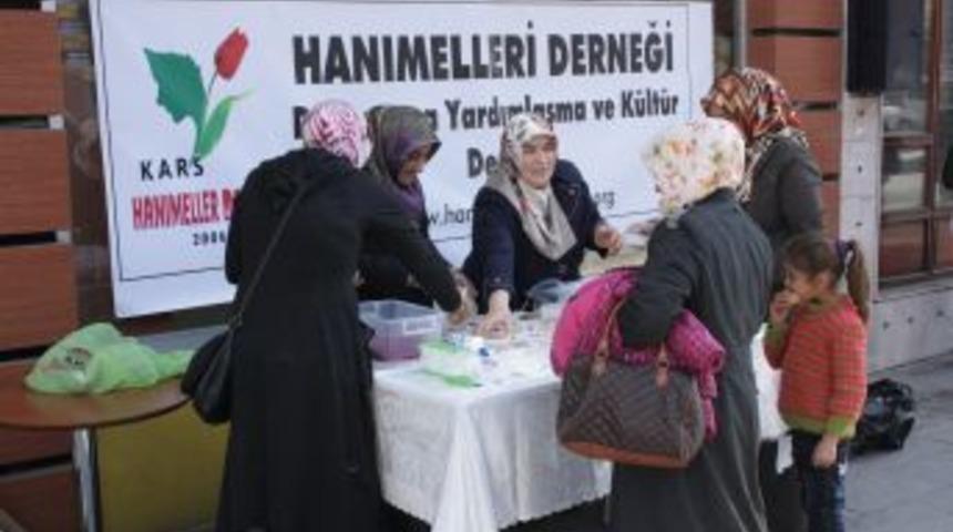 Kars Hanım Eli Derneği Şehir Merkezinde Aşure Dağıttı