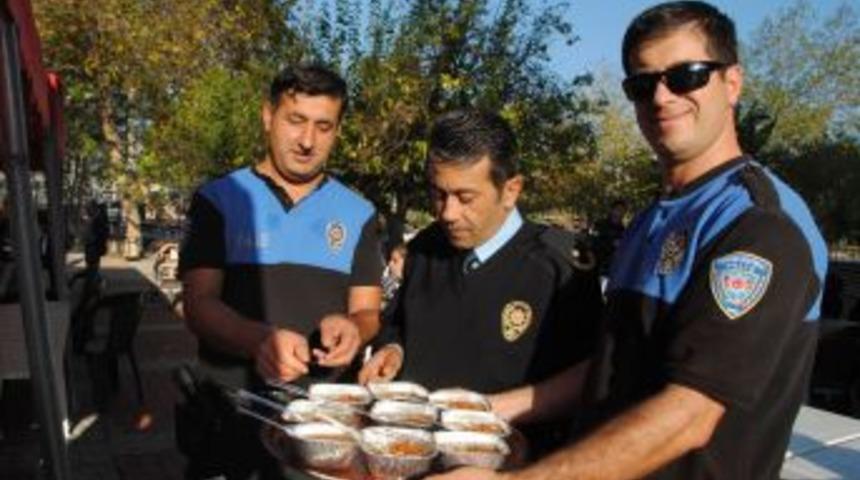 Polis Ve Jandarma Bin 250 Kase Aşure Ikram Etti