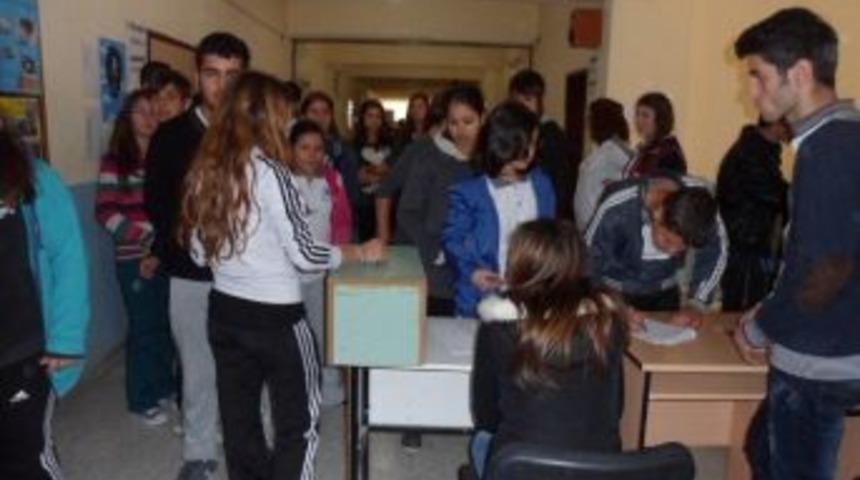 Burhaniye’de Öğrenci Meclisi Seçimi Heyecanı