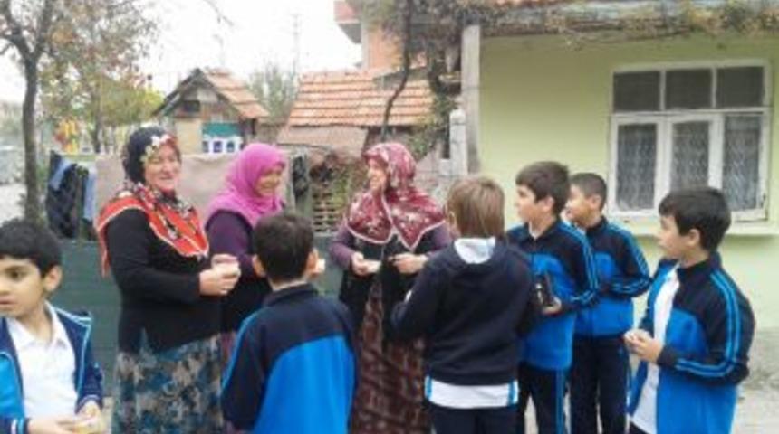 Sakarya Fatih Koleji &Ouml;ğrencileri Aşure Dağıttı