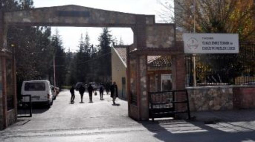 Oksijen T&uuml;p&uuml;n&uuml;n G&ouml;sterge Paneli Patladı: 2 &Ouml;ğrenci Yaralandı