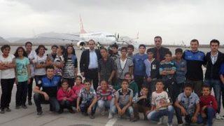 Polis, Öğrencilere Havalimanını Gezdirdi