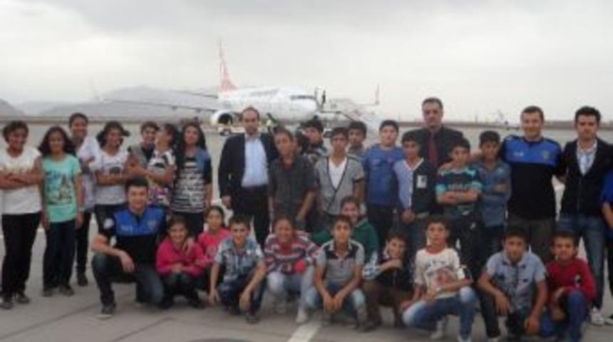Polis, Öğrencilere Havalimanını Gezdirdi