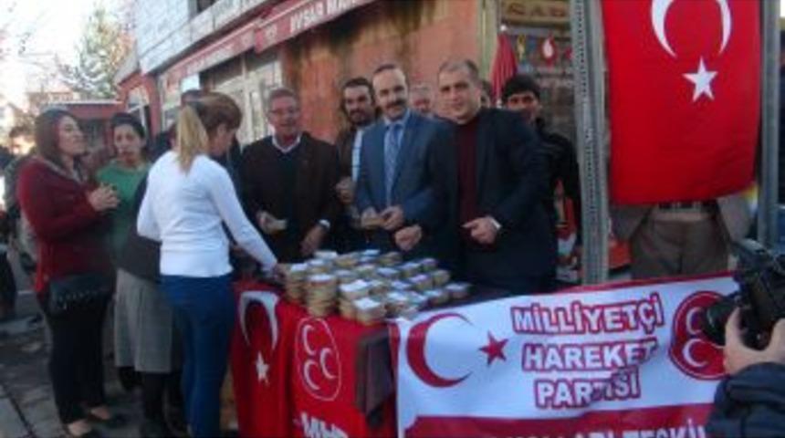 Ardahan'da MHP'li Kadınlar Aşure Dağıttı