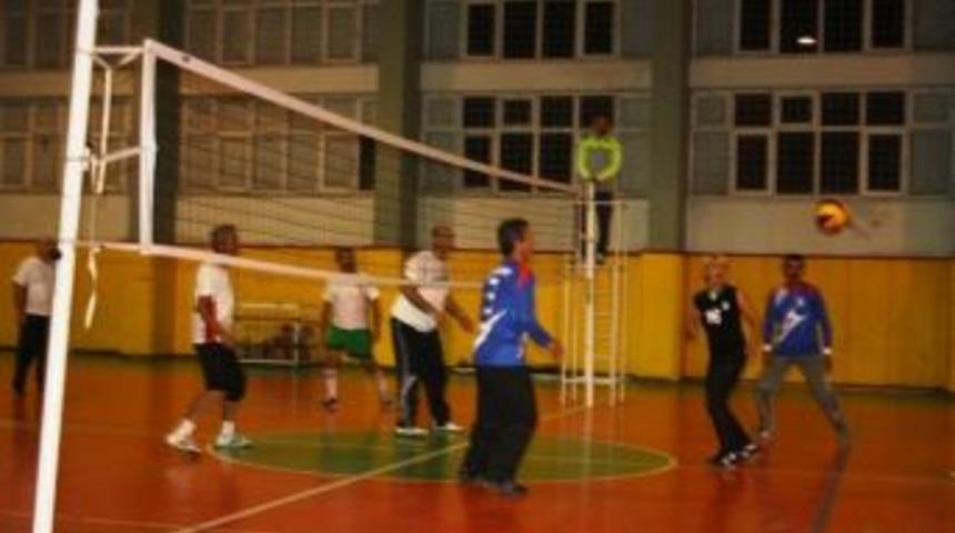 Ayvalı&rsquo;ta &Ouml;ğretmenlerin Voleybol Heyecanı