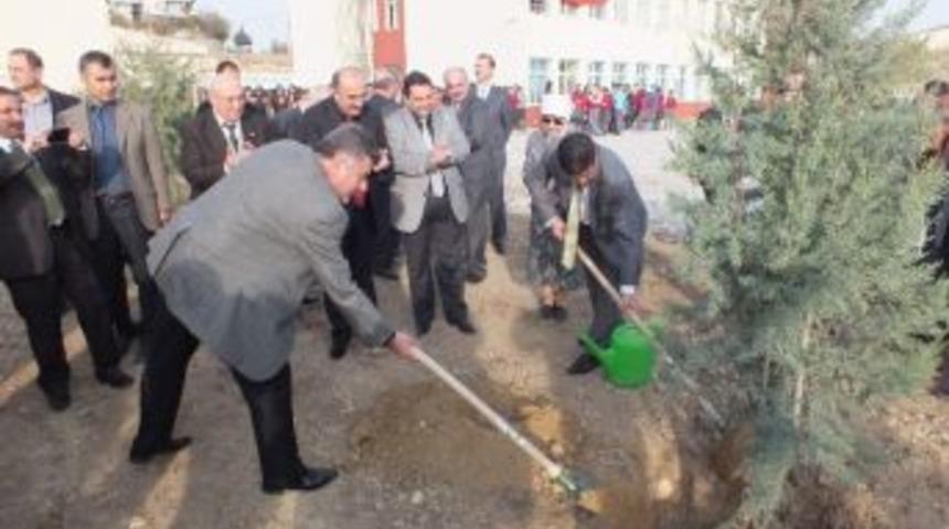 &Ouml;ğrenciler, 200 Fidanı Toprakla Buluşturdu