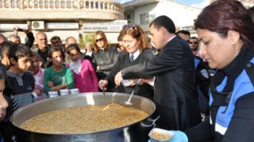 Midyat Polisi Bin Kişiye Aşure Dağıttı