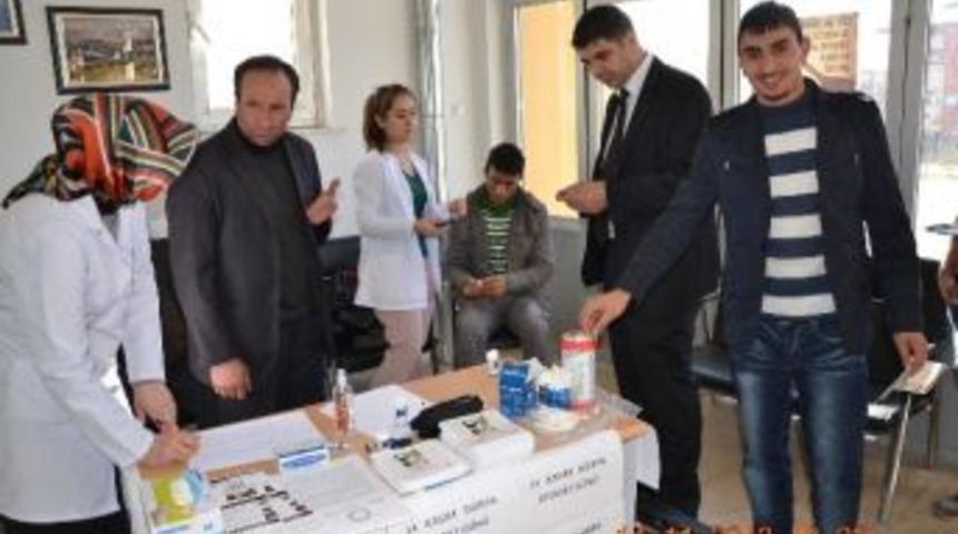 Ardahan'da Diyabete Dikkati &Ccedil;ekmek Amacıyla Vatandaşların Kan Şekeri &Ouml;l&ccedil;&uuml;ld&uuml;