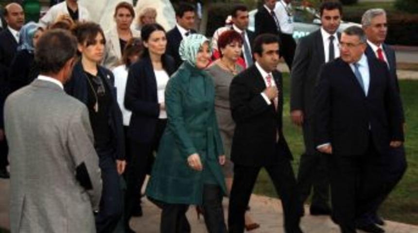 Hayrunnisa G&uuml;l'&uuml; Festival Alanında Şalvarlı Kadınlar Karşıladı