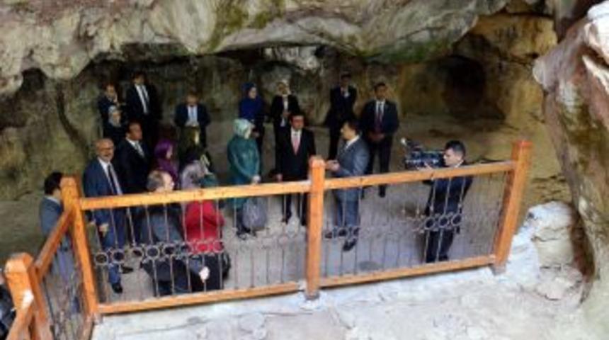 Hayr&uuml;nnisa G&uuml;l, Ashab-ı Kehf Mağarası'nı Ziyaret Etti