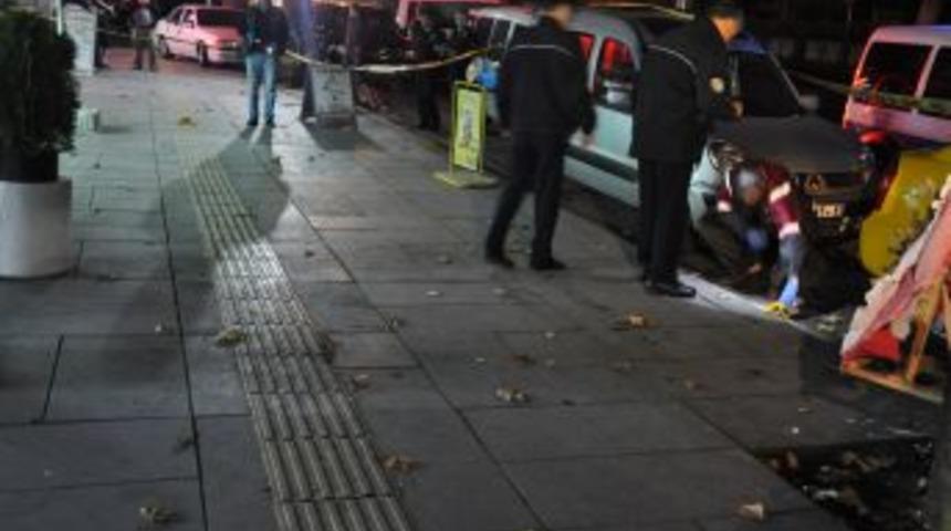 Sara krizine giren simit&ccedil;iye yardım eden &ccedil;i&ccedil;ek&ccedil;i bacağından vuruldu